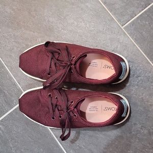 Tom's women's maroon platform sneakers, size 8.5